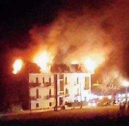 Furioso incendio distrugge la mansarda di un palazzo: s'indaga sulle cause
