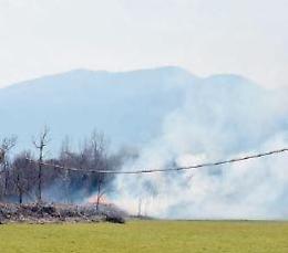 Dopo 'Striscia', nuovo incendio vicino alle acque rosse: i cittadini lanciano l'sos