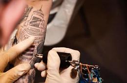 Laboratori per tatuaggi fuorilegge, multe salate e sequestri