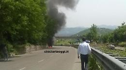 Auto in fiamme sulla superstrada: intervengono i vigili del fuoco