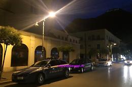 Si spoglia in pieno centro, davanti alla chiesa. E scoppia il caos