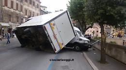 Tragedia sfiorata questa mattina in pieno centro: un furgone si sfrena