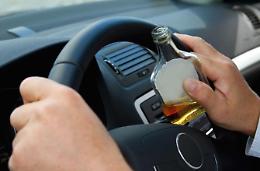 Guida in stato di ebbrezza alcolica: ignora l'alt e viaggia contromano. Denunciato