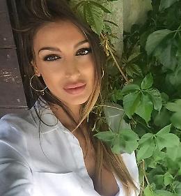 Cristina Buccino dall'Isola dei Famosi a star del web: nuda nella vasca da bagno