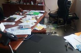 Furto in azienda, caccia ai banditi