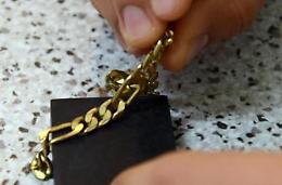 Vende monili d'oro appena rubati: scatta la denuncia