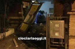 Postamat scardinato, colpo nella notte all'ufficio postale. È caccia ai banditi