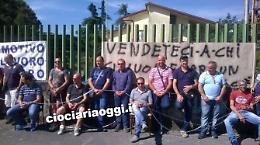 Ilva: ex dipendenti si incatenano davanti allo stabilimento 