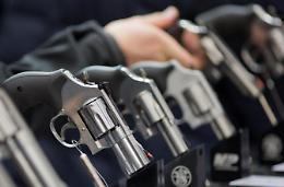 Spara e uccide per sbaglio il figlio al poligono di tiro