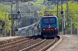 Uomo investito sui binari: treni bloccati e circolazione in tilt 