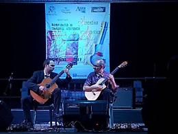 Le corde dell'acustica risuonano in piazza Mazzini. Buona la prima della rassegna