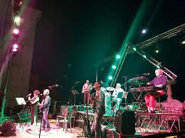 Gli Hop '66 emozionano ancora dopo cinquant'anni. Successo per il concerto