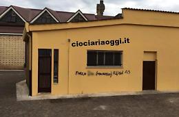Scritta sacrilega sulla facciata della chiesa. I commenti disgustati sui social