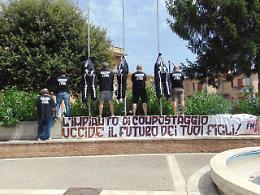 Scheletri e striscioni contro l'impianto di compost: azione shock di Forza Nuova