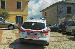 Malore per un anziano. Ma i soccorsi sono bloccati dalle auto in sosta selvaggia