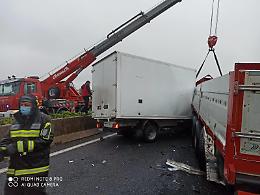 Carambola sull'autostrada: è morto il passeggero del furgone. Chi è la vittima