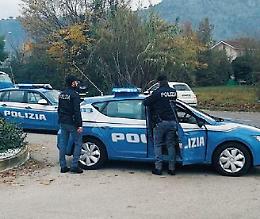 I ragazzini giocano in cortile: un pensionato li minaccia col coltello