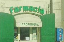 Sabotaggio contro la farmacia. Il dottore: "Dal trasferimento non viviamo più"