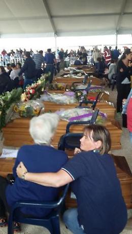 L'arrivo delle vittime del terremoto tra lo strazio dei famigliari. Alle 18 le esequie
