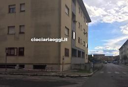 Raffiche di vento, i Vigili del Fuoco rimuovono delle tegole pericolanti