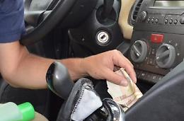Banconote false da 50 euro nascoste in macchina, arrestata una coppia
