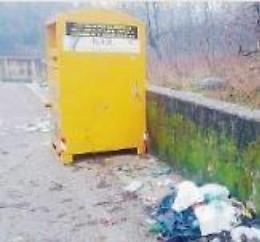 L'inciviltà dilaga: cassonetti per abiti usati circondati dai rifiuti