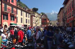 All'insegna della solidarietà il "Giro d'Italia in Vespa"