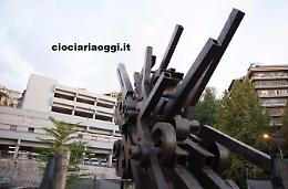 Storia del “Monumento ai Caduti di tutte le guerre”. Ora chi salverà Mastroianni?