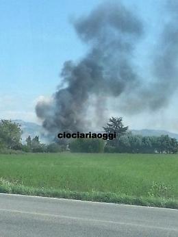 Incendio in un vivaio, nube nera e fiamme alte