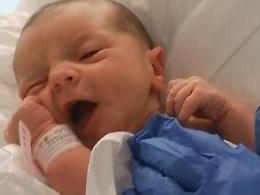 Il doppio miracolo della vita: due sorelle partoriscono lo stesso giorno