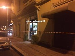 Crolla un cornicione in pieno centro, tragedia sfiorata