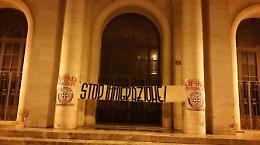 Blitz notturno di CasaPound: «Stop immigrazione!»