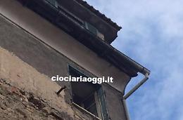 Piovono tegole sull'auto in sosta, paura in centro