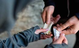Dagli smartphone alla droga: così i nostri ragazzi finiscono schiavi della droga