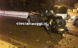 Grave incidente tra due auto, tre persone in ospedale