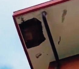 Cornicioni che cadono, perdite idriche e strade impraticabili: Villaggio Ater dimenticato