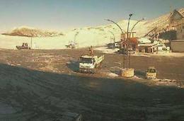 La prima neve imbianca il piazzale: nessun mezzo in azione e auto bloccate