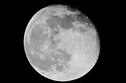 Tutti con il naso rivolto all'insù. C'è la Superluna: apparirà più grande e brillante