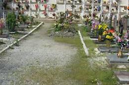 Muore mentre seppellisce un cadavere: tragedia al cimitero