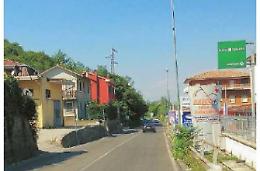 Donna sfugge ad una rapina: assalita da due banditi armati di bastone