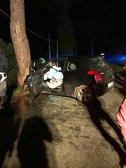 [FOTO] Con l'auto contro un albero, tragedia nella notte: lui muore, lei in coma