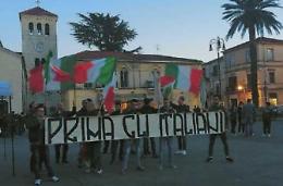 In piazza per manifestare contro l'ondata di profughi