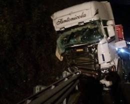 Incidente in autostrada tra due tir. Un ferito 