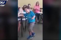[VIDEO] Bimbo affetto da poliomelite riesce a camminare. La gioia di madre e compagni