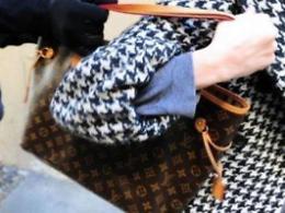 Le ruba la borsa e la trascina con l'auto: 70enne ferita e 38enne nei guai