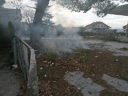 Fumo e fiamme vicino i binari: un principio di incendio scatena la paura