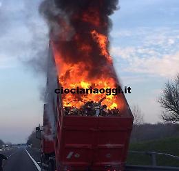 FOTO E VIDEO - Tir in fiamme sulla A1, Vigili del Fuoco sul posto. Traffico in tilt