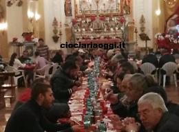 La chiesa diventa una mensa: il vescovo Antonazzo a pranzo con i poveri