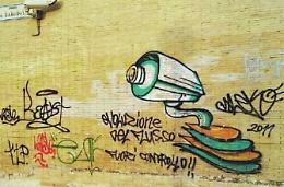 Scritte in piazza Labriola, la polizia visiona le immagini dell'unica telecamera