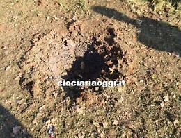 Bomba carta esplosa vicino alla chiesa nella notte